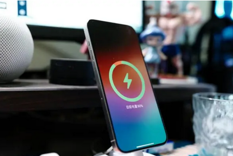 澄江苹果15换屏服务分享用什么充电器给iPhone15充电更好 